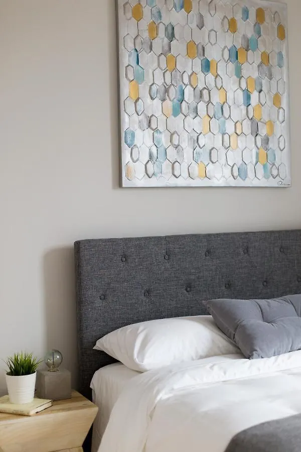 Trendy Little Italy 3 Bedroom Condo By Den Stays 蒙特利尔 0*,  加拿大