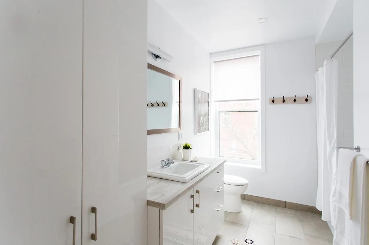 Trendy Little Italy 3 Bedroom Condo By Den Stays Montréal Apartman