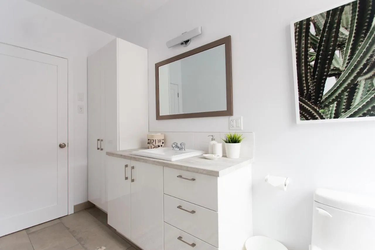 Apartman Trendy Little Italy 3 Bedroom Condo By Den Stays Montréal