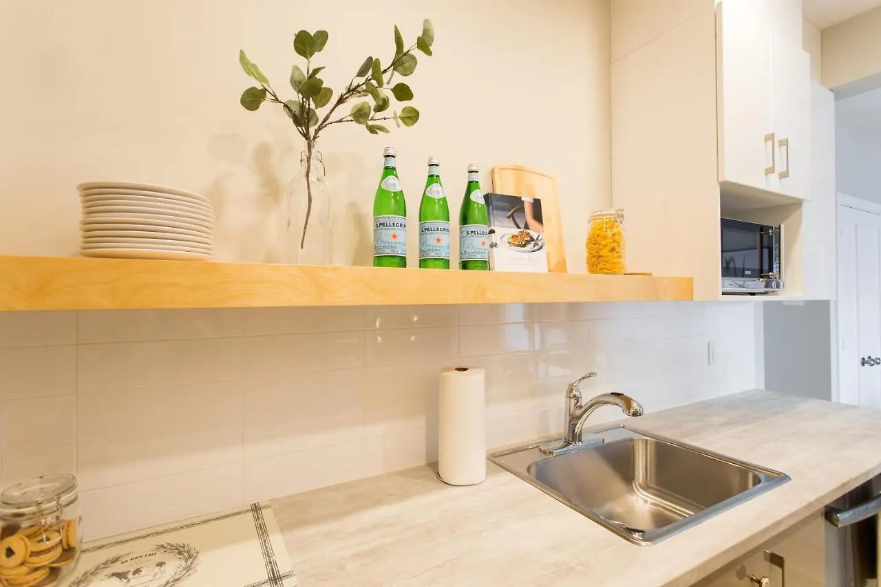 Apartman Trendy Little Italy 3 Bedroom Condo By Den Stays Montréal