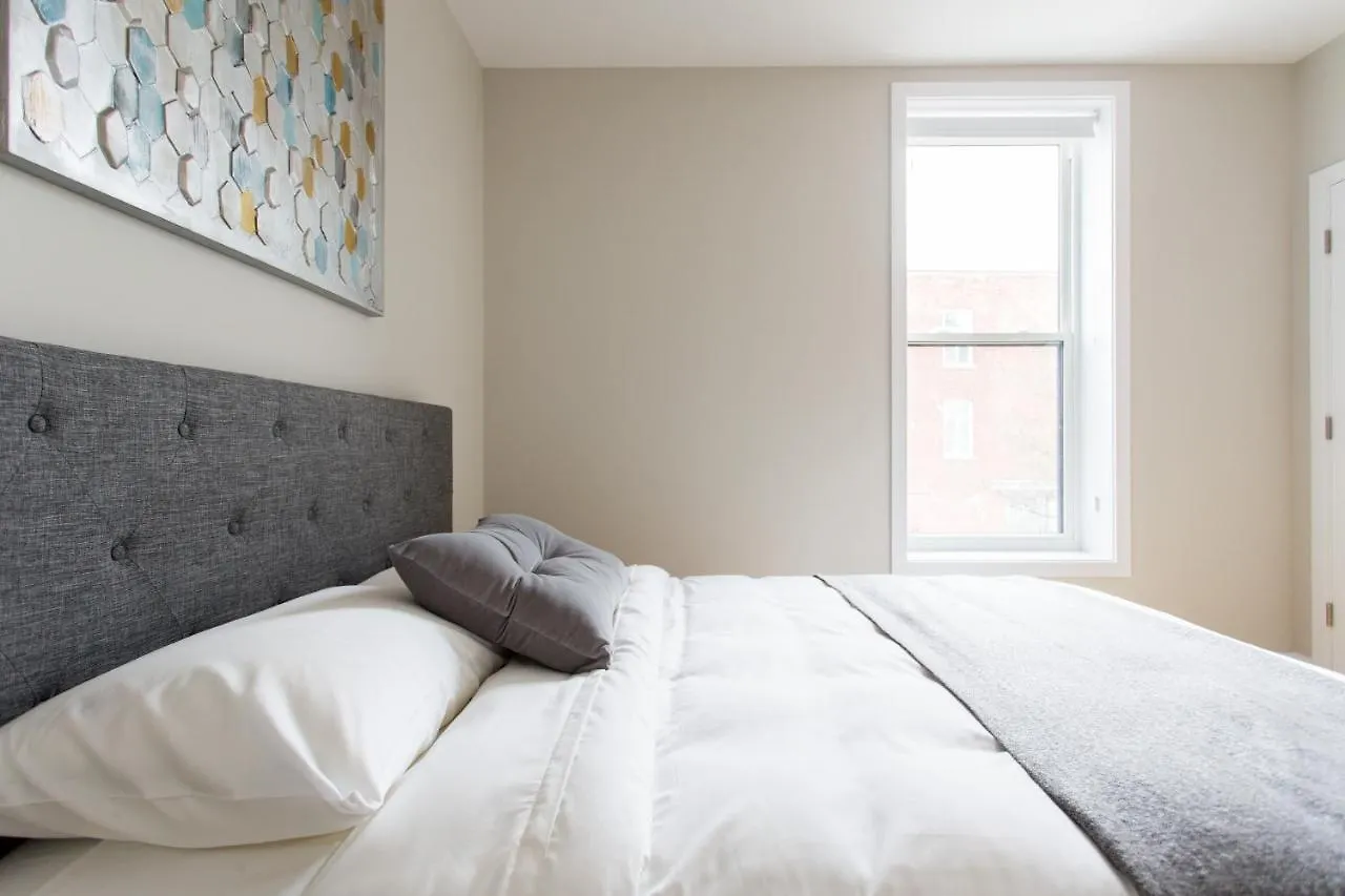 Apartman Trendy Little Italy 3 Bedroom Condo By Den Stays Montréal